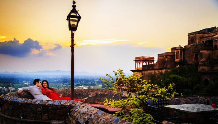 Neemrana Fort Palace in Alwar 5 Romantic Places in Delhi : वेलेंटाइन डे के लिए 5 जबरदस्त रोमांटिक जगहें