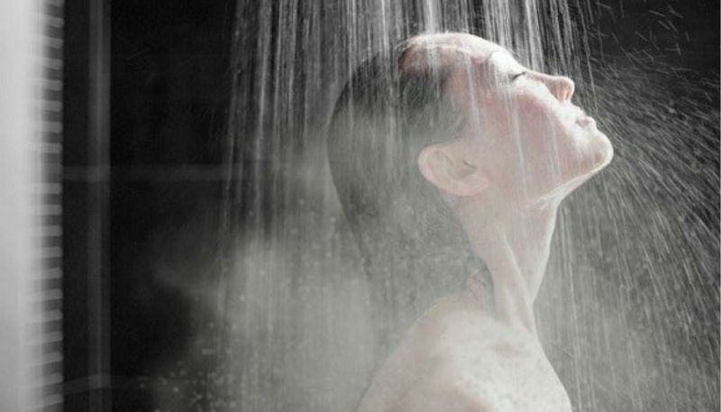 hot water bath Hot Waterbath : सर्दियों में रोजाना गर्म पानी से नहाने से होते हैं ये नुकसान