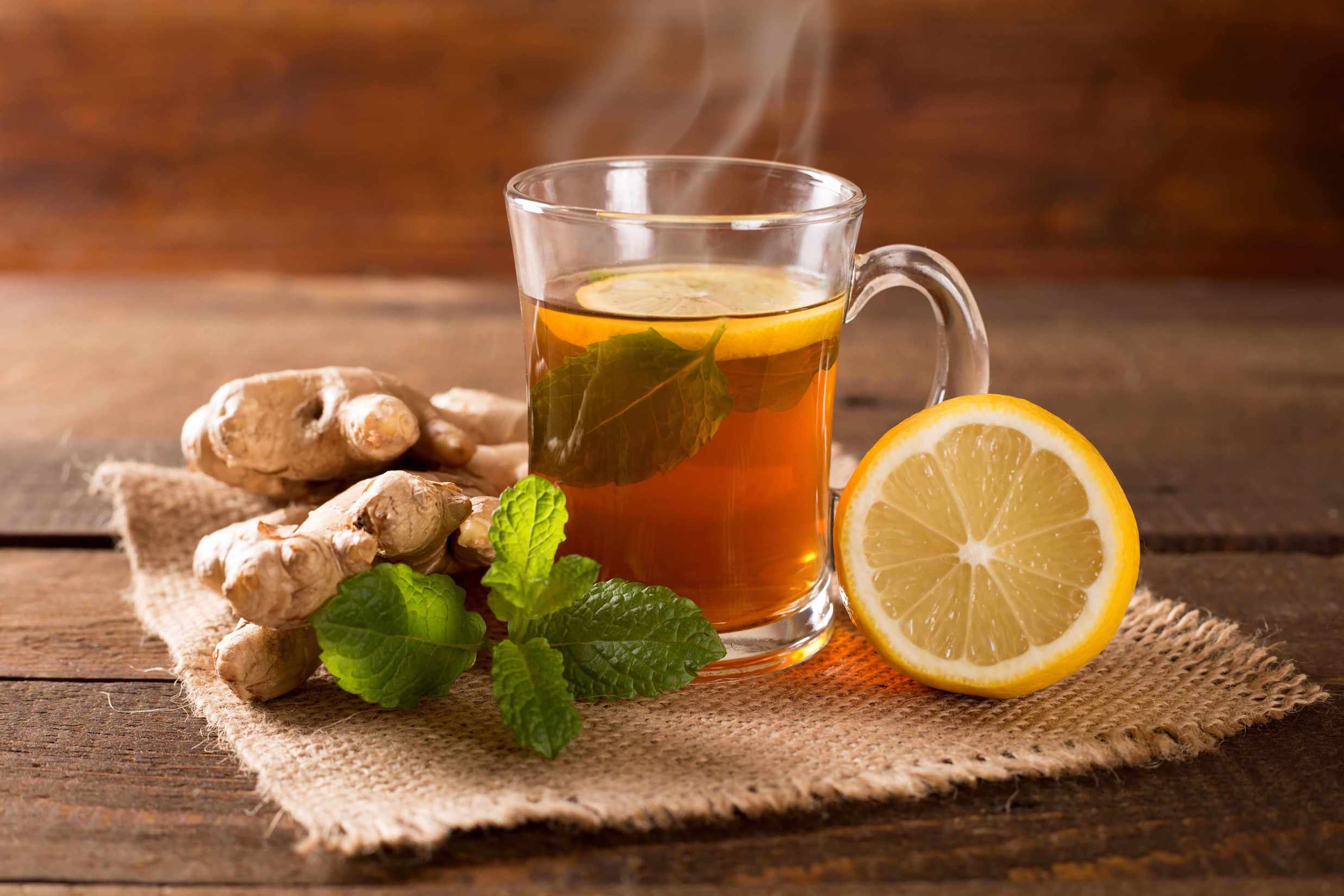 shutterstock 338815997 min Lemon Tea Benefits : चाय पीने के सिर्फ नुकसान ही नहीं बल्कि हैं ये फायदे, फटाफट जानिए क्या