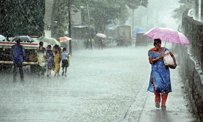 monsoon rain Monsoon Dangerous Diseases : बारिश में होने वाली बीमारियों से कैसे बचे?
