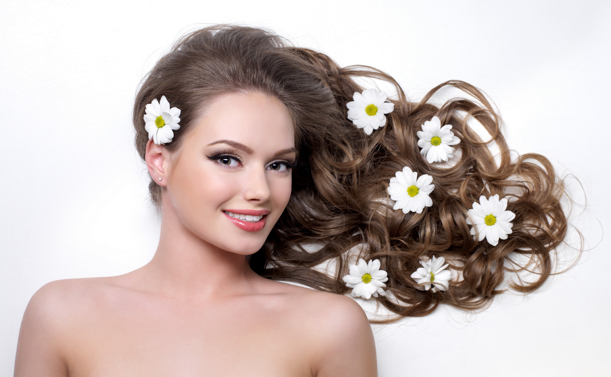 flowers in hair 209034 Hair Spa Common Mistakes : हेयर स्पा करवाते समय इन बातों का रखें ध्यान